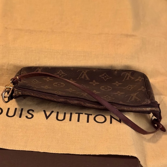 Louis Vuitton Monogram Pochette Accessoires Handbag - Picture 5 of 12